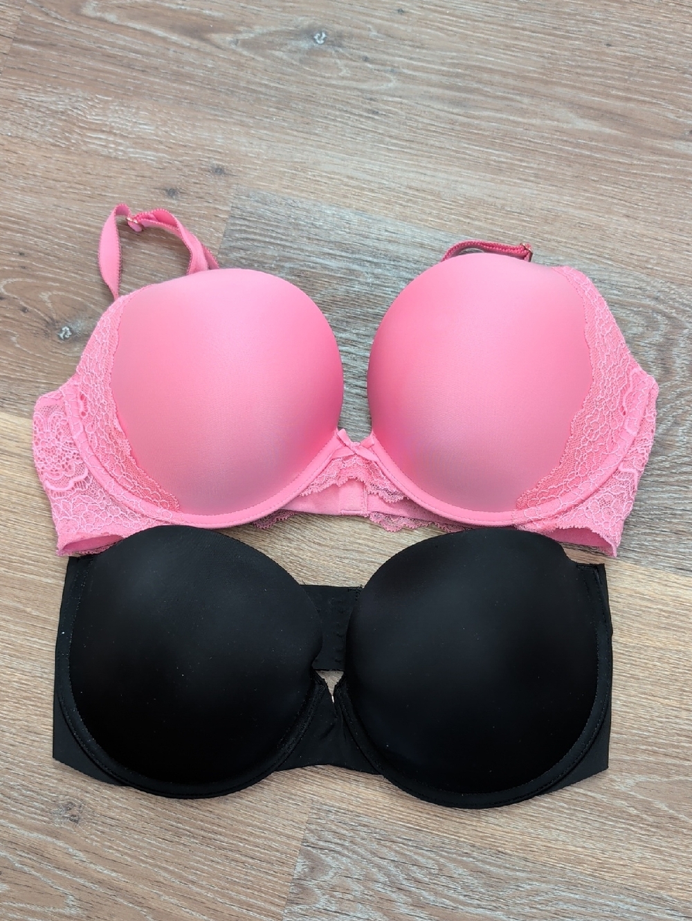 Like New!! 2 Victoria's Secret Push Up Bras - Pink Lace and Black Strapless